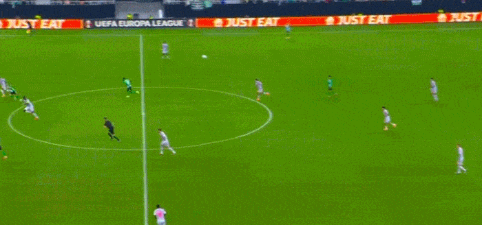 لا يمكن إيقافه! أنطوني يسجل هدفاً رائعاً بتسديدة قوسية في مرمى ليون ليصل إلى هدفه السادس هذا الموسم